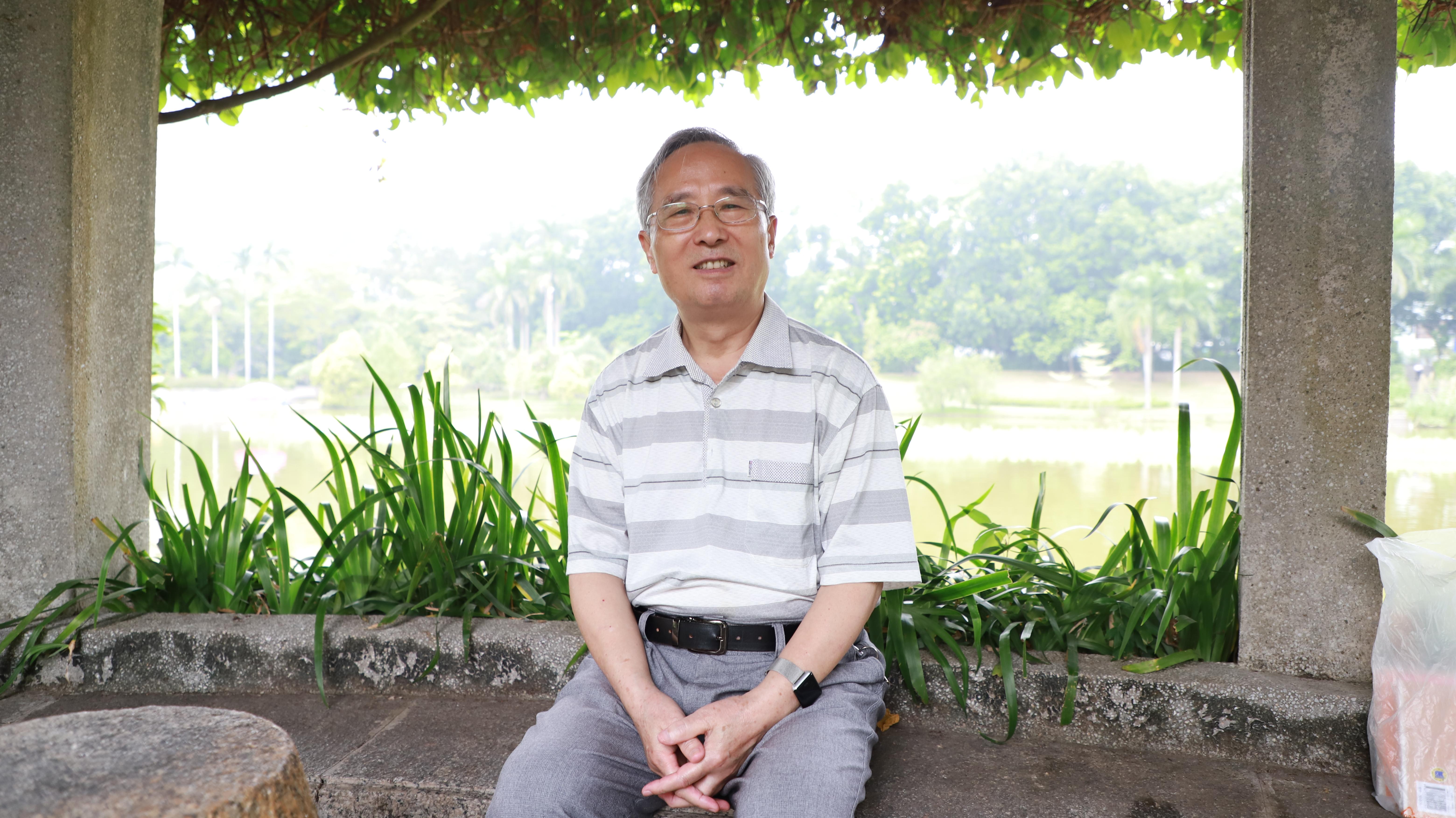 埋首书斋心不改 扬帆译海道更宽——访爱游戏·（公司)体育官网英语及传播学教授、资深翻译家何道宽（爱游戏·（公司)体育官网报）